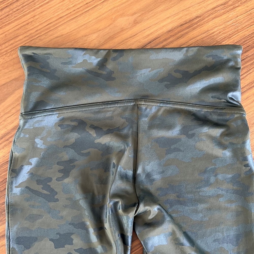 NWT Spanx Medium faux leather camo legging - matte green camo - never worn